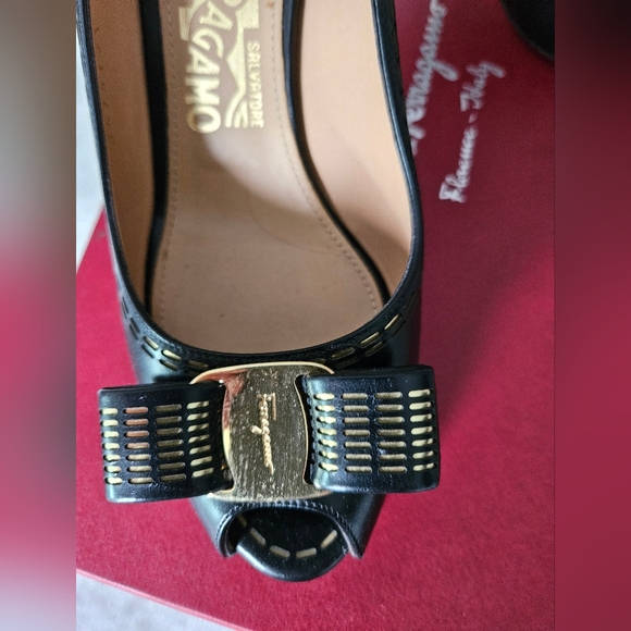 Salvatore Ferragamo Pola Stitc Peep Toe Pumps Size 6B - Picture 2 of 11